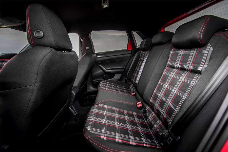 Интерьер Volkswagen Polo GTI 2018 года  (UK) (фото 21 из 35)